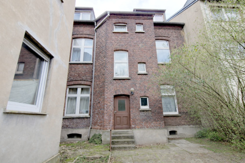 Rückansicht - Fünffamilienhaus mit 87 m² leerer Wohnung und großem Garten.