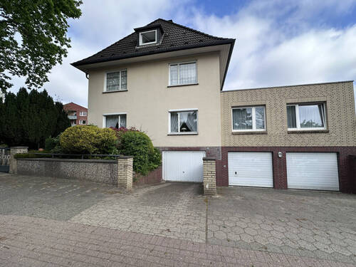 Blick auf Haus und der dazugehörigen Garage - 4 Zimmer Etagenwohnung in Hamburg