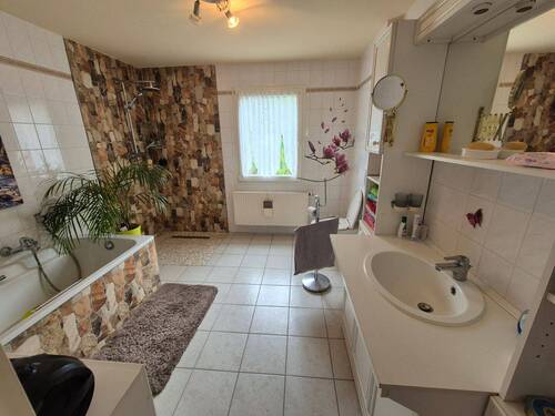 Bad mit Wanne und Dusche - 