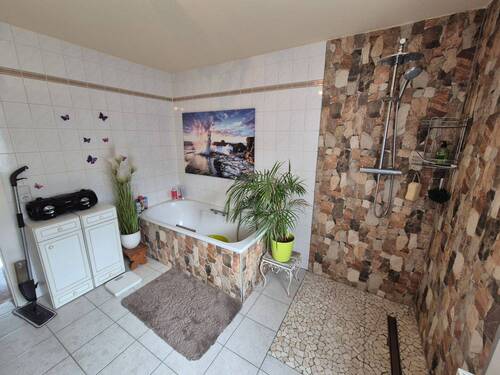 Bad mit Wanne und Dusche - 