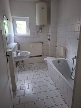 Blick in das Bad - 2 Zimmer Etagenwohnung in Seifhennersdorf