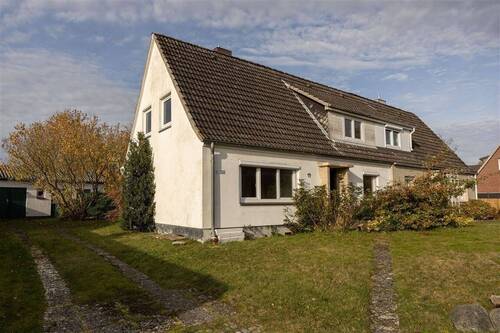 Hausansicht - Eine Doppelhaushälfte zum sanieren auf großem Grundstück