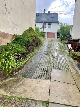 Einfahrt zum Grundstück/Garage - 