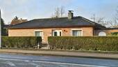 OST mit Hauseingang und Hecke - 