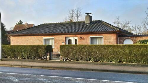 OST mit Hauseingang und Hecke - 