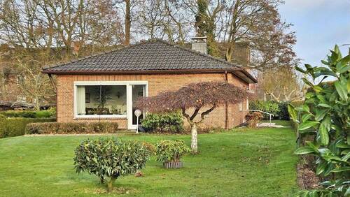 SÜD (von Südost) mit Garten - Cuxhaven: Walmdachbungalow mit schönem Süd-Garten und Garage zwischen Süderwisch und Drangst