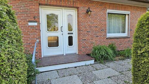 Hauseingang und Küchenfenster - 
