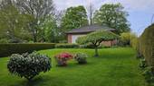 großer Ziergarten vor Terrasse - 3 Zimmer Einfamilienhaus in Cuxhaven