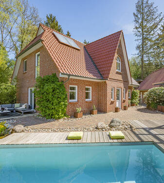 Ansicht - Top-Einfamilienhaus mit Pool in Villenlage