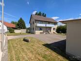 PXL 20250516 130951356 - Großzügiges Grundstück mit Zweifamilienhaus und drei Garagen