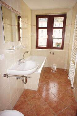 DSC09523 - Frei ab 1.1.26 - Bad mit Fenster - Stellplatz - Schlafen zum Innenhof