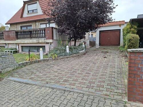 Zufahrt/Garage - Einfamilienhaus mit 138,30 m² in Aschersleben zum Kaufen