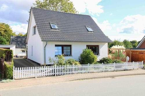 Hausansicht mit Einfahrt - 