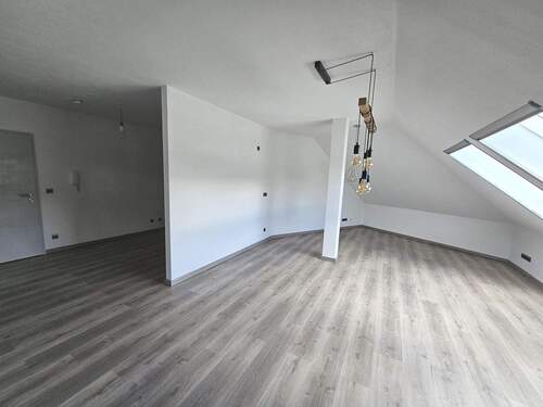 Eingangsbereich mit Flur und Wohnbereich - 2 Zimmer Etagenwohnung zum Kaufen in Neuhaus am Rennweg