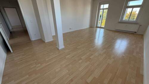 Wohnzimmer - 3. OG 2 Balkone Bad mit Fenster Gäste-WC frei ab sofort