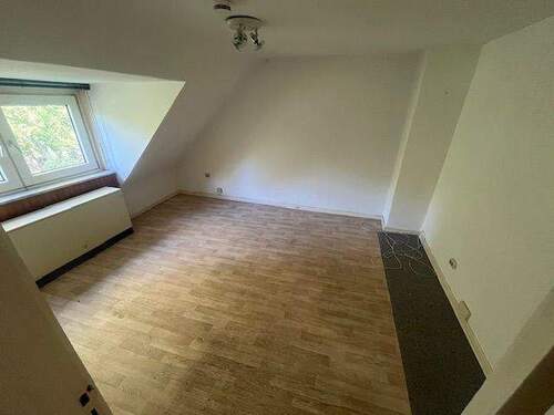 Zimmer vor der Modernisierung - 2 Zimmer Etagenwohnung in Hamburg