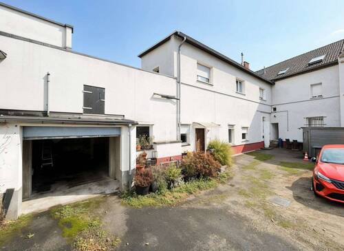 Innenhofbereich - (KI generiert) - 1 Zimmer Mehrfamilienhaus, Wohnhaus in Köln