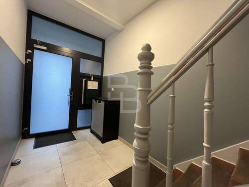 Treppenhaus EG - Mehrfamilienhaus, Wohnhaus mit 215,70 m&sup2; in Köln zum Kaufen