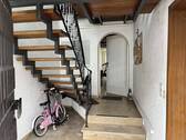 Treppenhaus mit Wohnungszugang im EG - 