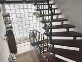 helles Treppenhaus mit Glasbausteinen - 
