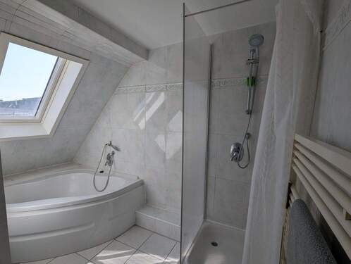 Dusche und Eckbadewanne - 