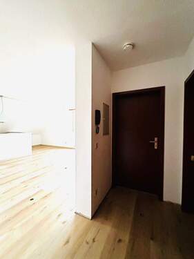 Helle Wohnungseingangshalle - 