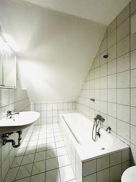 Bad mit Wanne - 