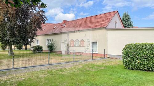 Blick vom Nachbargrundstück - Zweifamilienhaus mit Sommerküche, Werkstatt & Garten