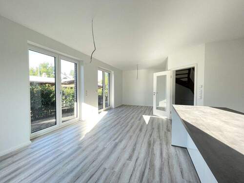 Blick in den Wohn- und Essbereich - 