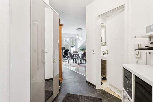 Flur - Einziehen & wohlfühlen: Helle 2-Zimmer-Wohnung mit Tiefgarage in Blaustein