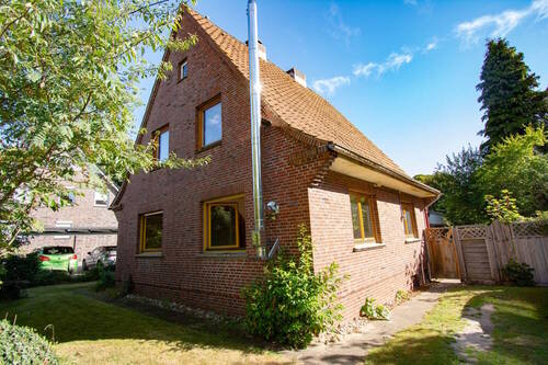 Vorderansicht - Familienfreundliches Haus mit Naturgarten, Dachterrasse und Entwicklungspotenzial