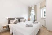 Das gemütliche Schlafzimmer mit Zugang auf den Balkon - 