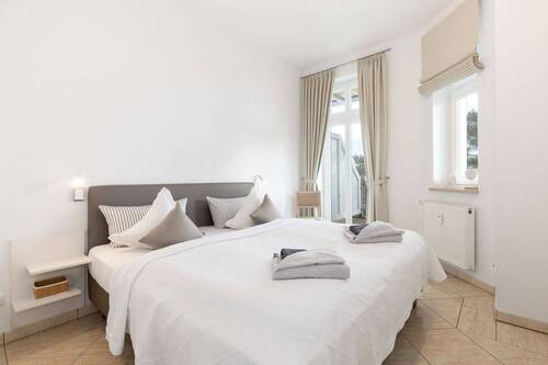 Das gemütliche Schlafzimmer mit Zugang auf den Balkon - 