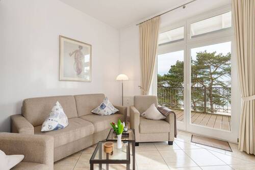 Der helle Wohnbereich mit Zugang auf den Balkon - 