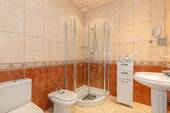 Das hochwertige Badezimmer mit Dusche - 