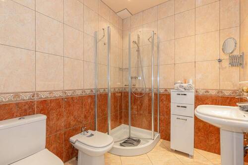 Das hochwertige Badezimmer mit Dusche - 