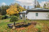 Kleiner Teich und Terrasse - 