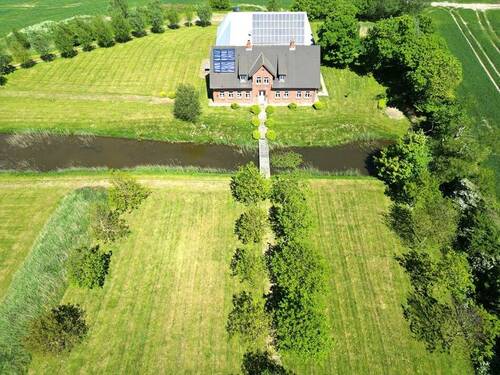 Parkähnliche Gärten, Rasenflächen, Baumgruppen und andere landschaftliche Elemente - 