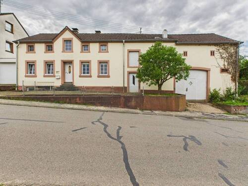 Hausfront - Sanierungsbedürftiges Einfamilienhaus mit Scheune.