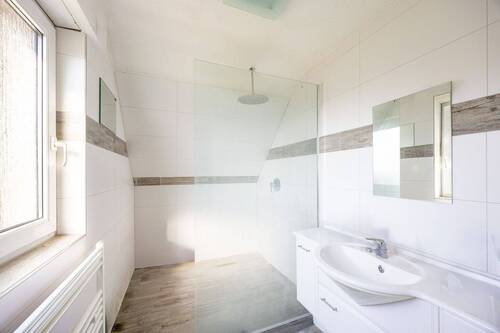 Badezimmer - Mehrfamilienhaus, Wohnhaus mit 172,00 m&sup2; in Remshalden zum Kaufen