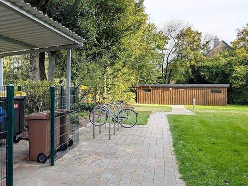 Leicht zugänglicher Müllplatz und abschließbarer Fahrradschuppen - 