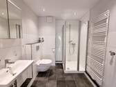 Saniertes Bad mit Dusche... - 