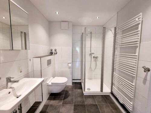 Saniertes Bad mit Dusche... - 