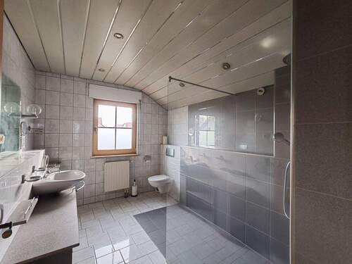 Badezimmer 1.OG - 7 Zimmer Einfamilienhaus zum Kaufen in Falkenberg