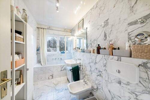 Badezimmer - Etagenwohnung mit 74,40 m&sup2; in München zum Kaufen