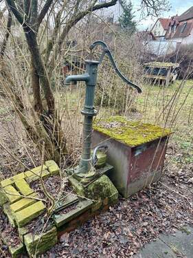 Historische Handwasserpumpe (Brunnen) - 