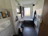 Modernes Vollbad mi Fenster 4565.jpeg - Etagenwohnung mit 63,00 m&sup2; in Lübeck zum Kaufen