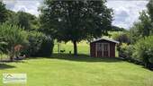 Garten mit zwei Gästen im Hintergrund - Einfamilienhaus mit 141,00 m² in Perl zum Kaufen