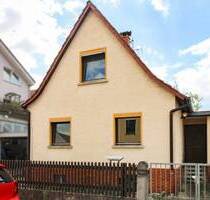 Modernisierungsbedarf, aber viel Potenzial: Einfamilienhaus mit Garten und Garage in Lorsch