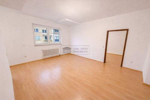 Gemütliches Wohnzimmer - 2 Zimmer Etagenwohnung zum Kaufen in Köln